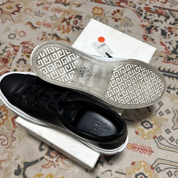 Givenchy - Picture 5 of 7